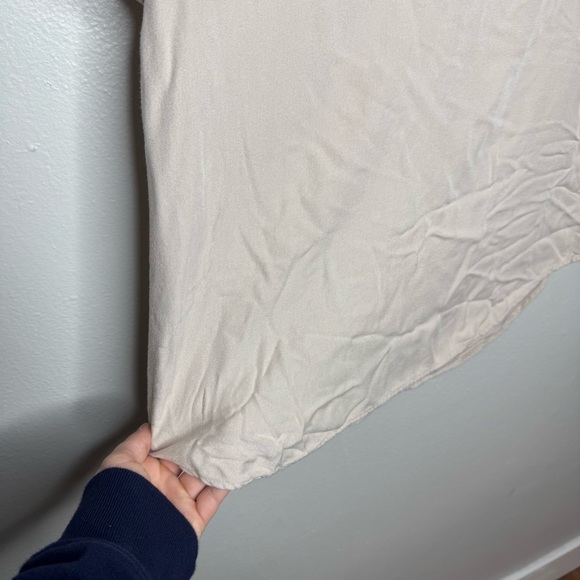 BELLA DAHL V-NECK SHORT SLEEVE TEE SOFT TAN - Picture 4 of 8